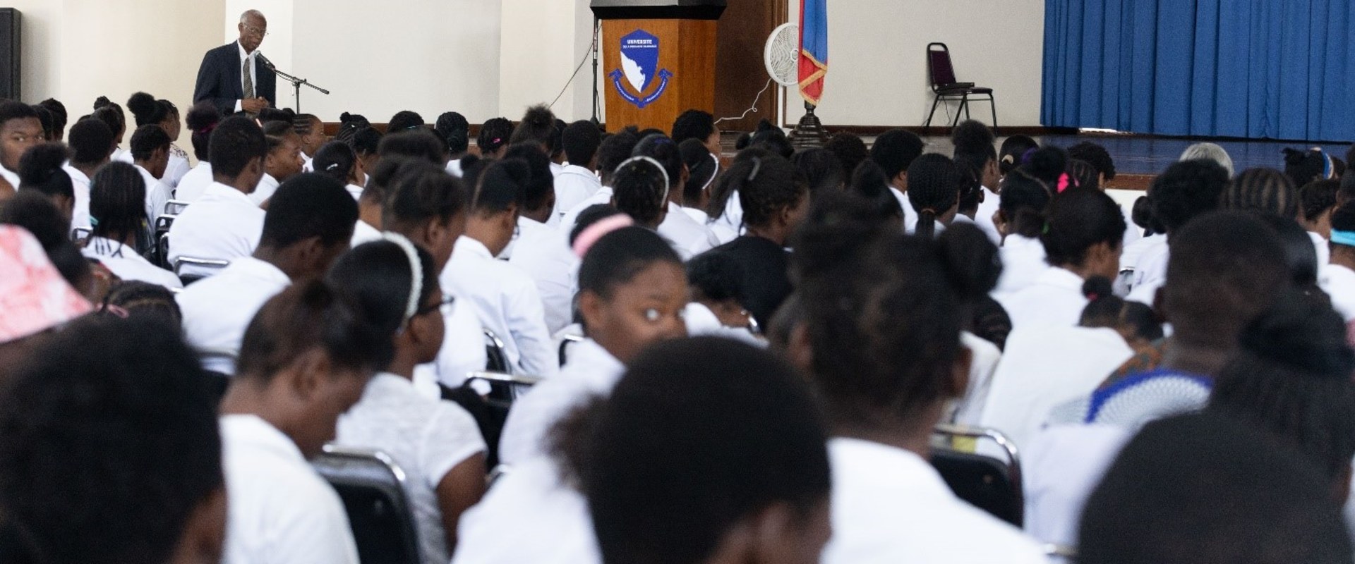 À combien s'élèvent les frais de scolarité à l'université Lewis ?