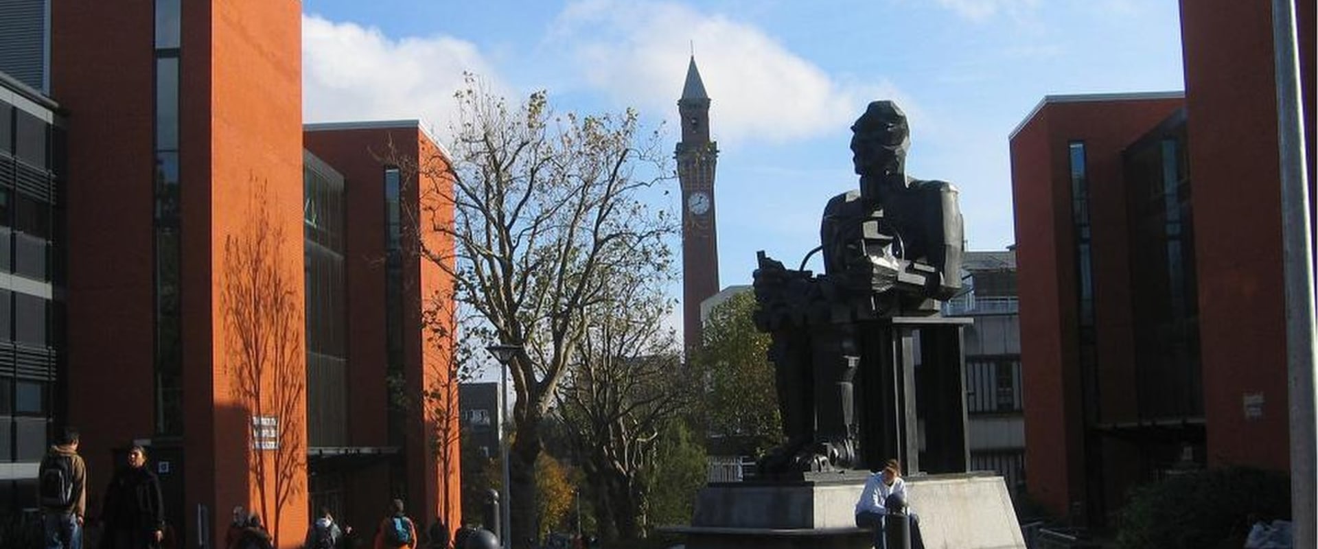 L'université Lewis est-elle rentable ?