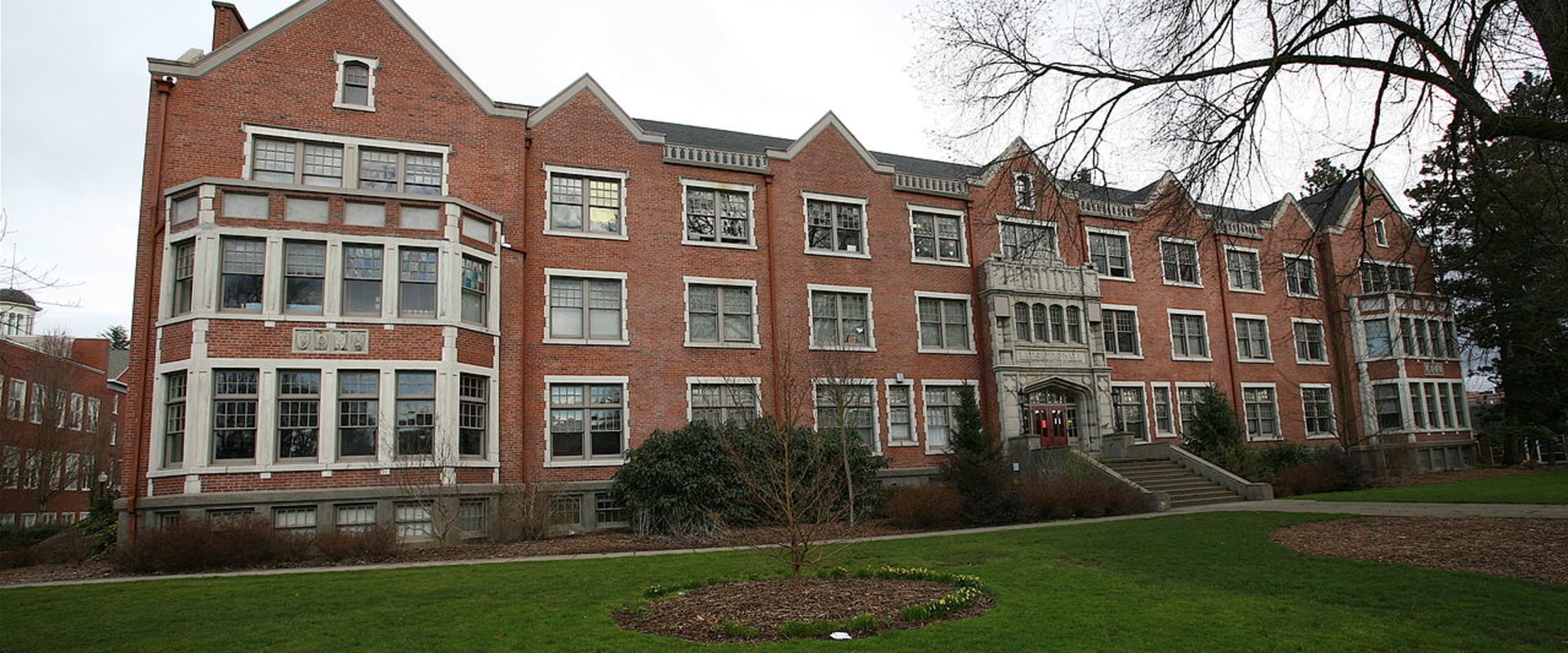 L'université Lewis est-elle une école de division 2 ?