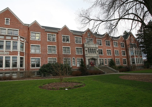 L'université Lewis est-elle une école de division 2 ?